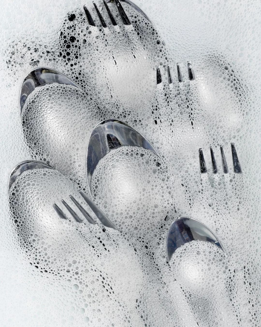 Nettoyer son argenterie par électrolyse : bicarbonate et papier aluminium